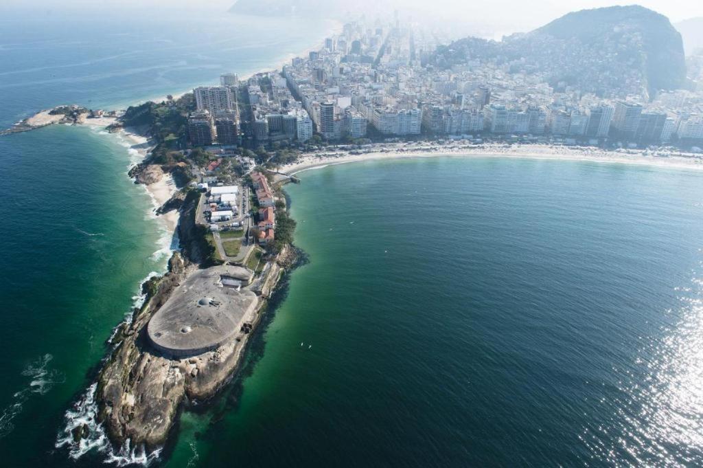 Copacabana Beach Apartment: 3 Bedrooms, 4 Baths, Air Con & Wi-Fi Rio de Janeiro Exterior photo